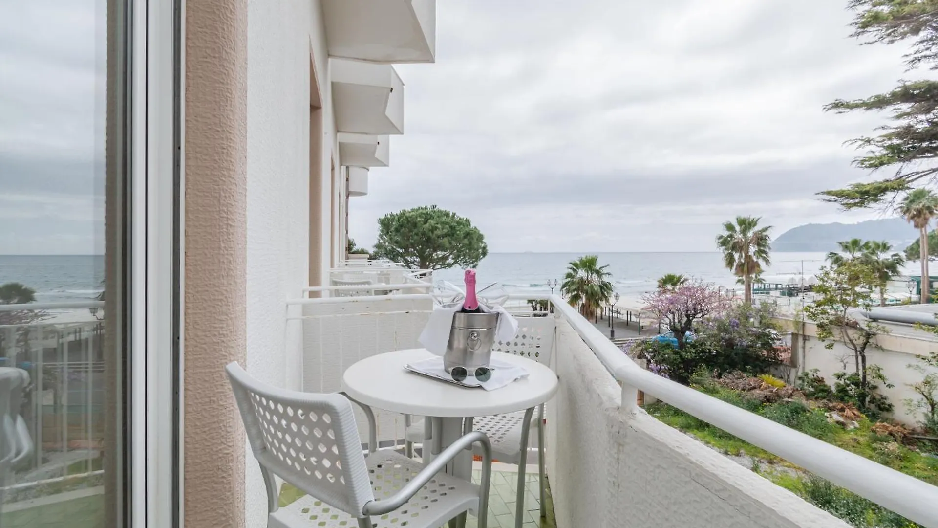 **** Hotel Hotiday Room Collection - Mediterranee Alassio Italy